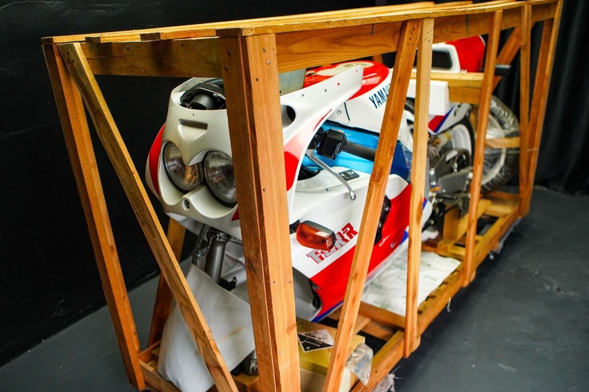 All’asta una Yamaha FZR750R OW-01 del 1990 ancora in cassa